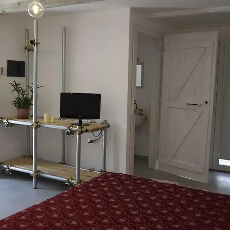 Capannone111 Bed & Breakfast 3*